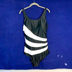 NWT Aquamore black w/ white stripes Nee